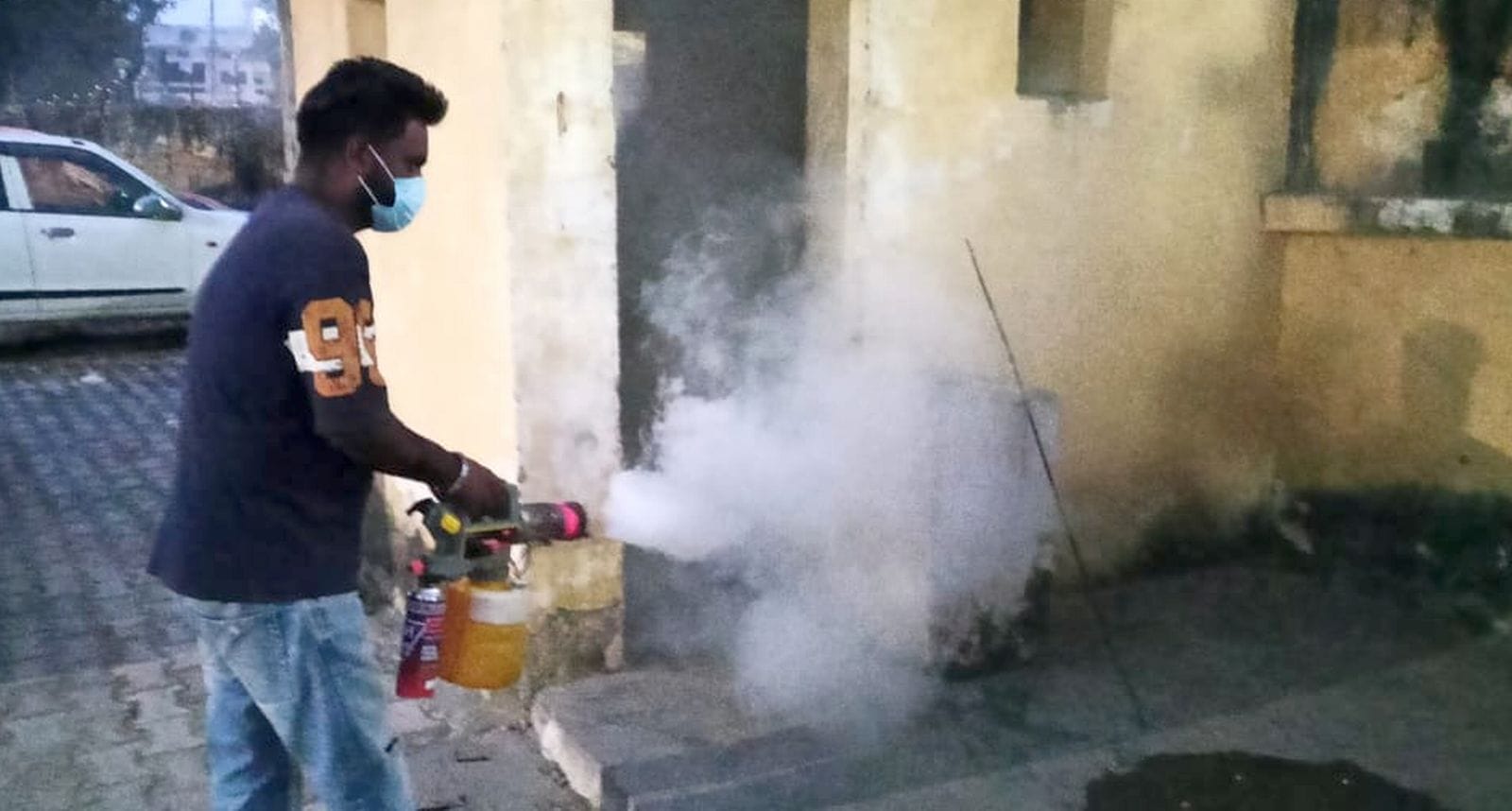 उझानी के गद्दीटोला मोहल्ले में कैंप में उपचार करते चिकित्साधिकारी हरीश कुमार। संवाद