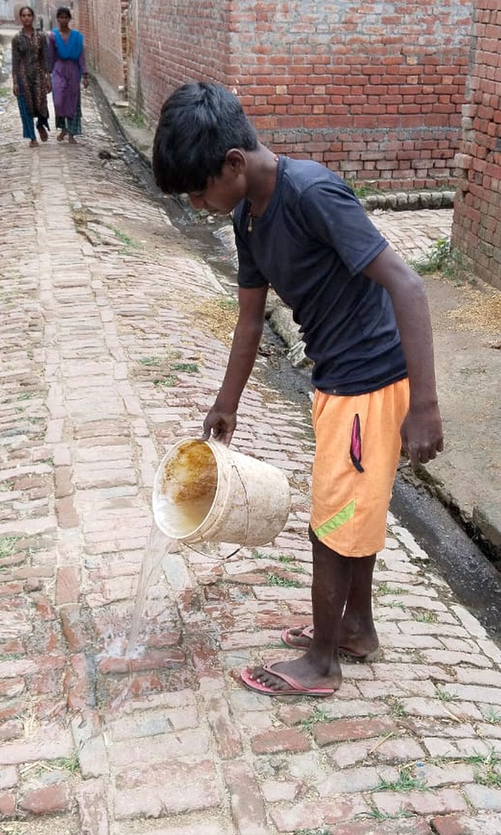 उझानी के गद्दीटोला मोहल्ले में कैंप में उपचार करते चिकित्साधिकारी हरीश कुमार। संवाद