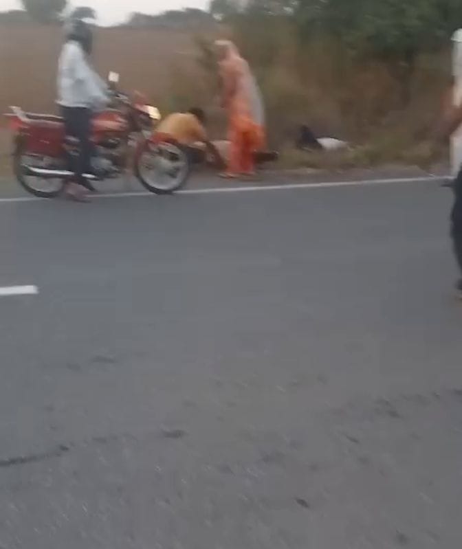 हमले में घायल रोशनी देवी के हाथ से बहता खून रोकने का प्रयास करती महिला। हमले में घायल रोशनी देवी के हाथ से बहता खून रोकने का प्रयास करती महिला।