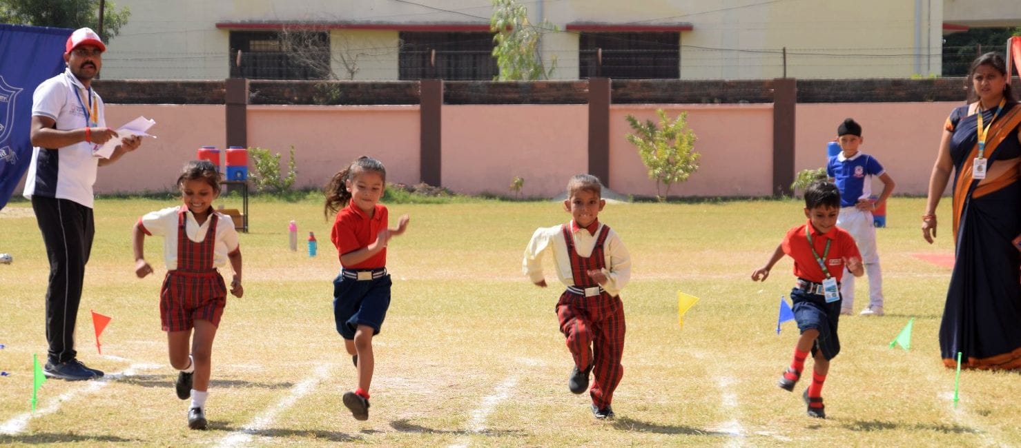 जलालाबाद के रोजी पब्लिक स्कूल में जूडो कराटे में प्रदर्शन करता छात्र। संस्था