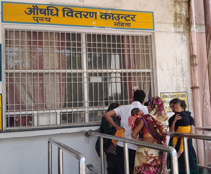 महिला अस्पताल में ओपीडी के सामने बैठे मरीज महिला अस्पताल में ओपीडी के सामने बैठे मरीज