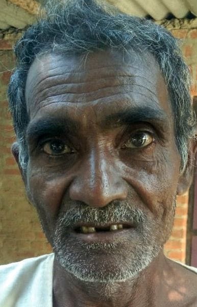 निगोही के रतूली गांव में बिजली का बिल दिखाते ग्रामीण। संवाद