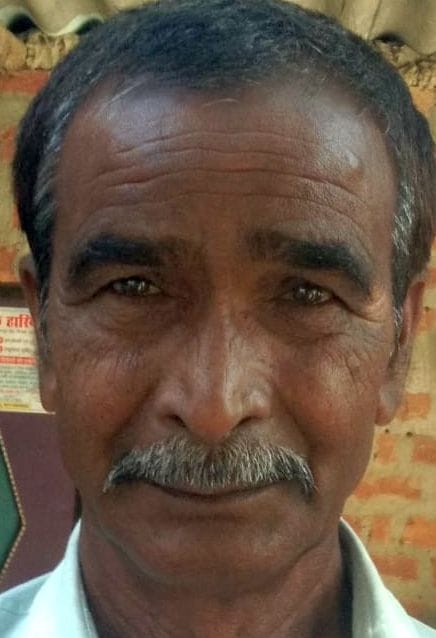 निगोही के रतूली गांव में बिजली का बिल दिखाते ग्रामीण। संवाद