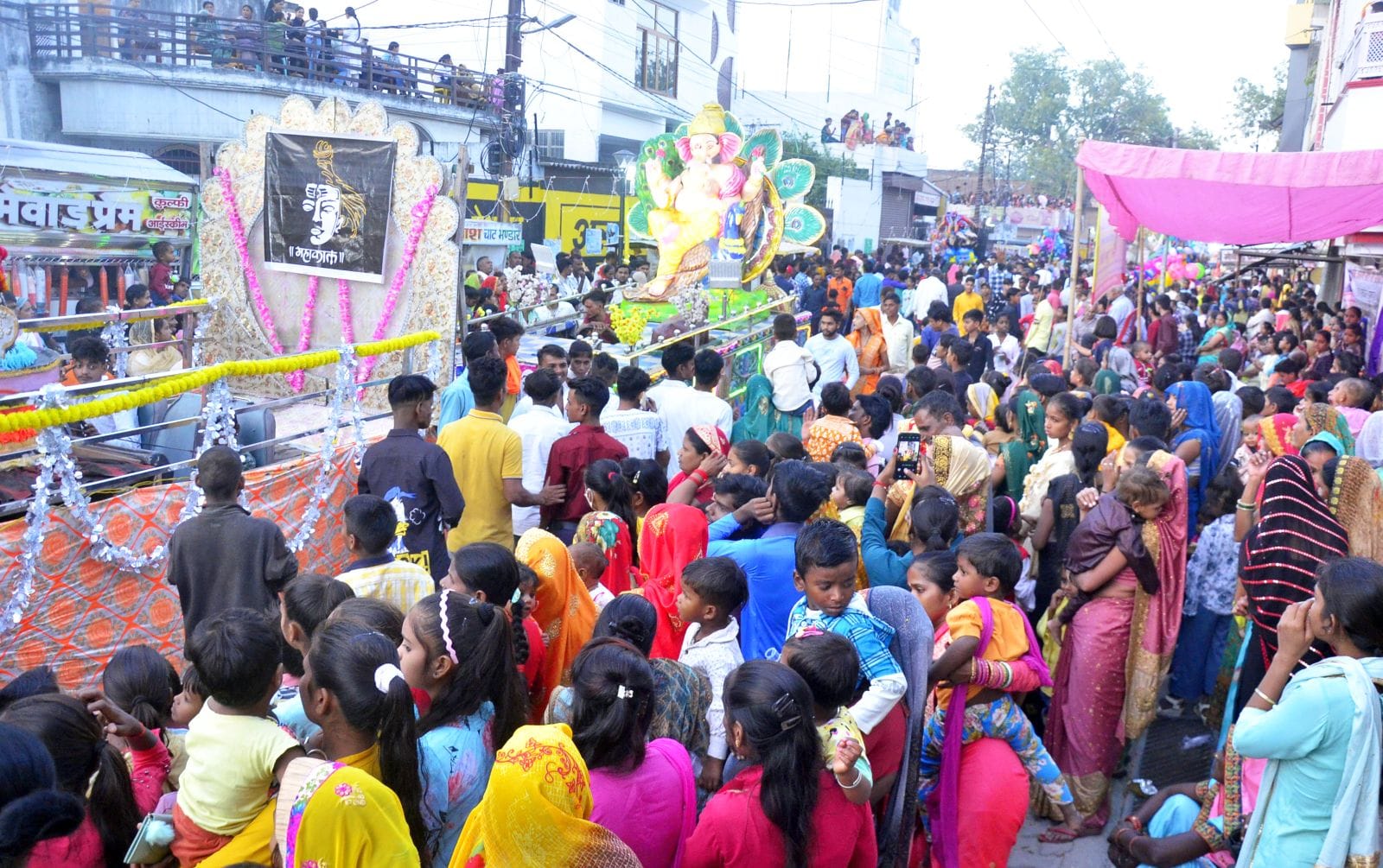 रामबारात में शामिल एटा की झांकियां। संवाद