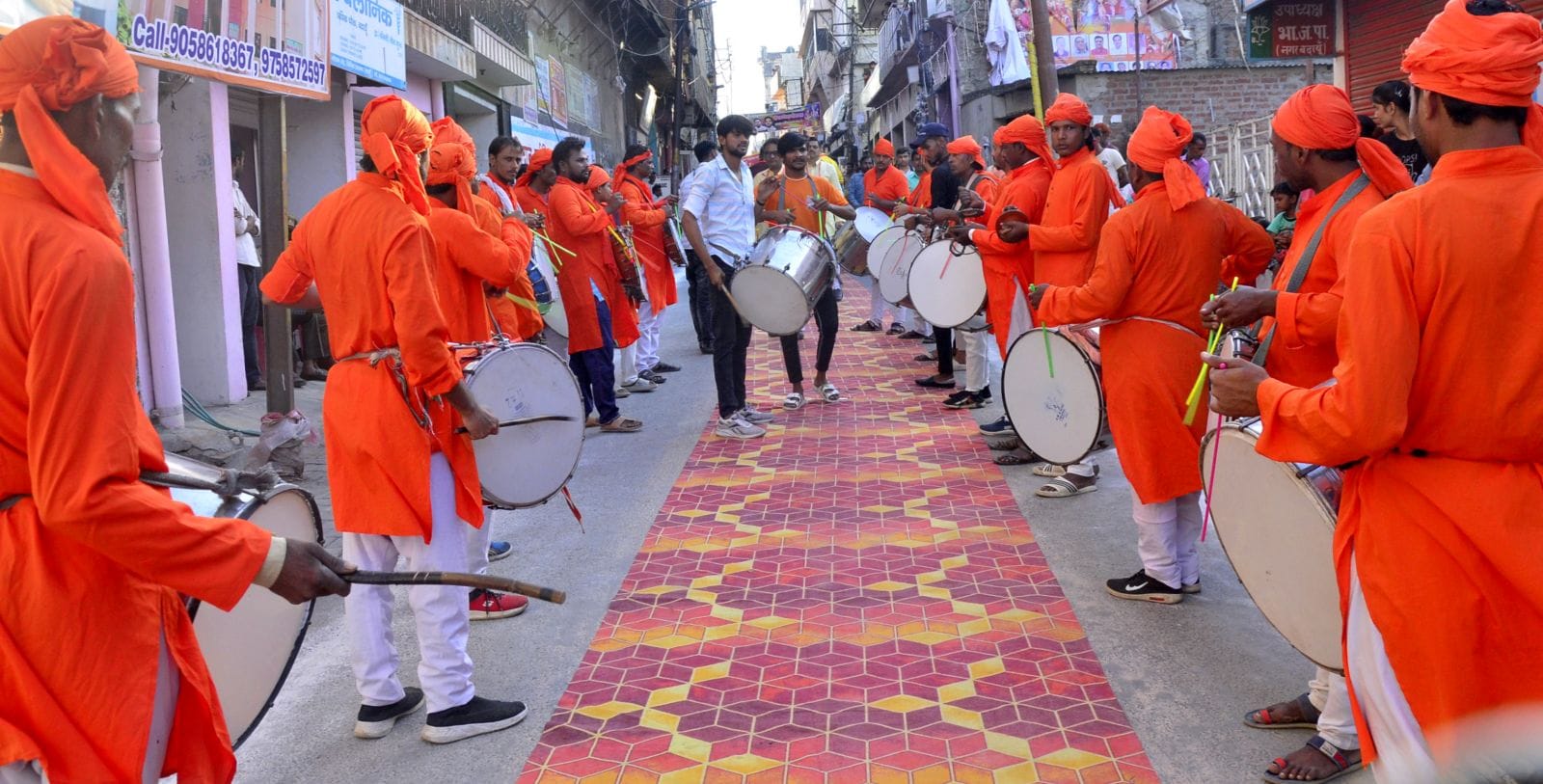 रामबारात में शामिल एटा की झांकियां। संवाद