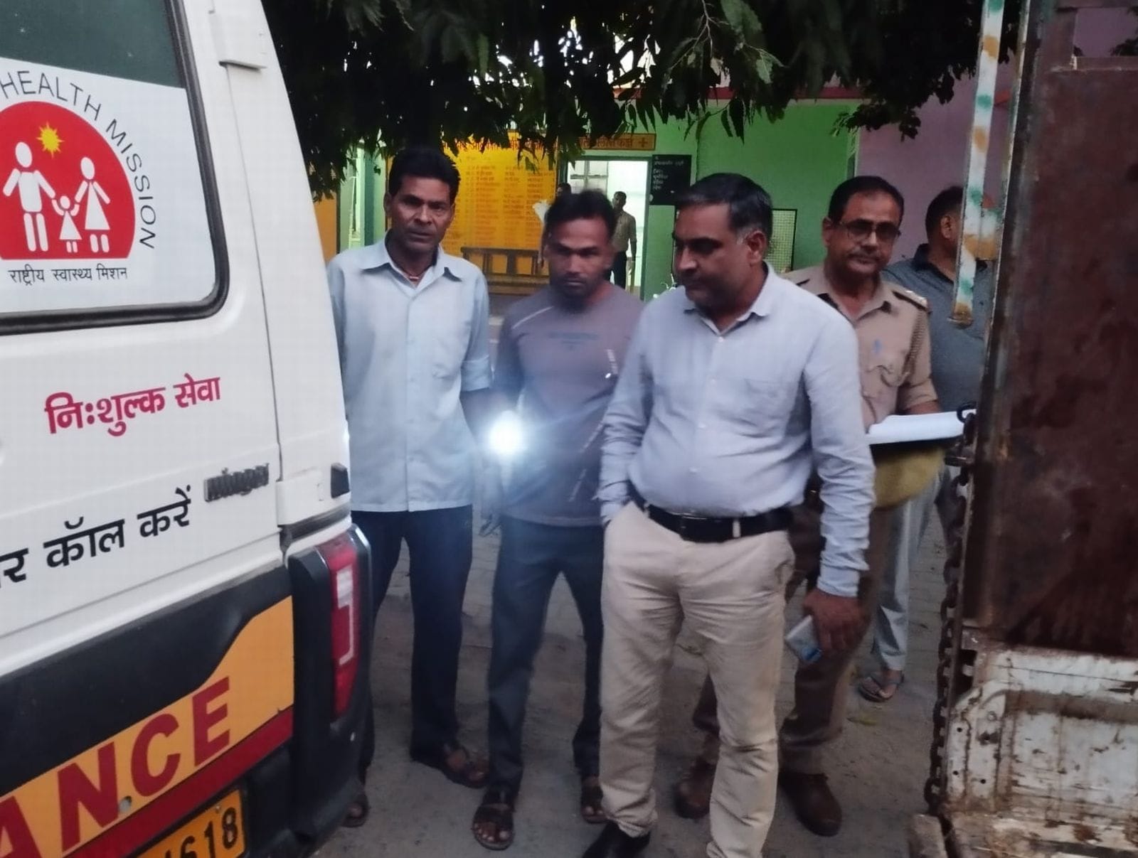 शवों के पास मिली बाइक। संवाद