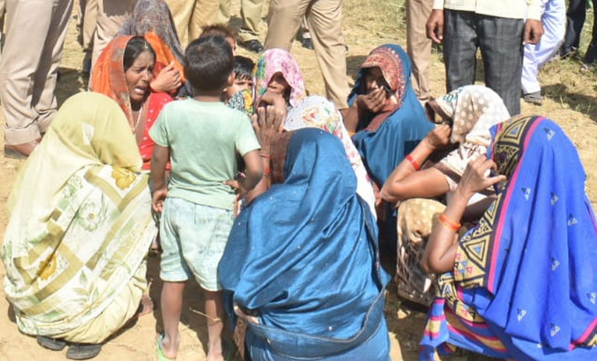 वजीरगंज क्षेत्र के गांव रजलामई में घटनास्थल को देखते एसएसपी डॉ. ओपी सिंह व अन्य पुलिस कर्मी। सं