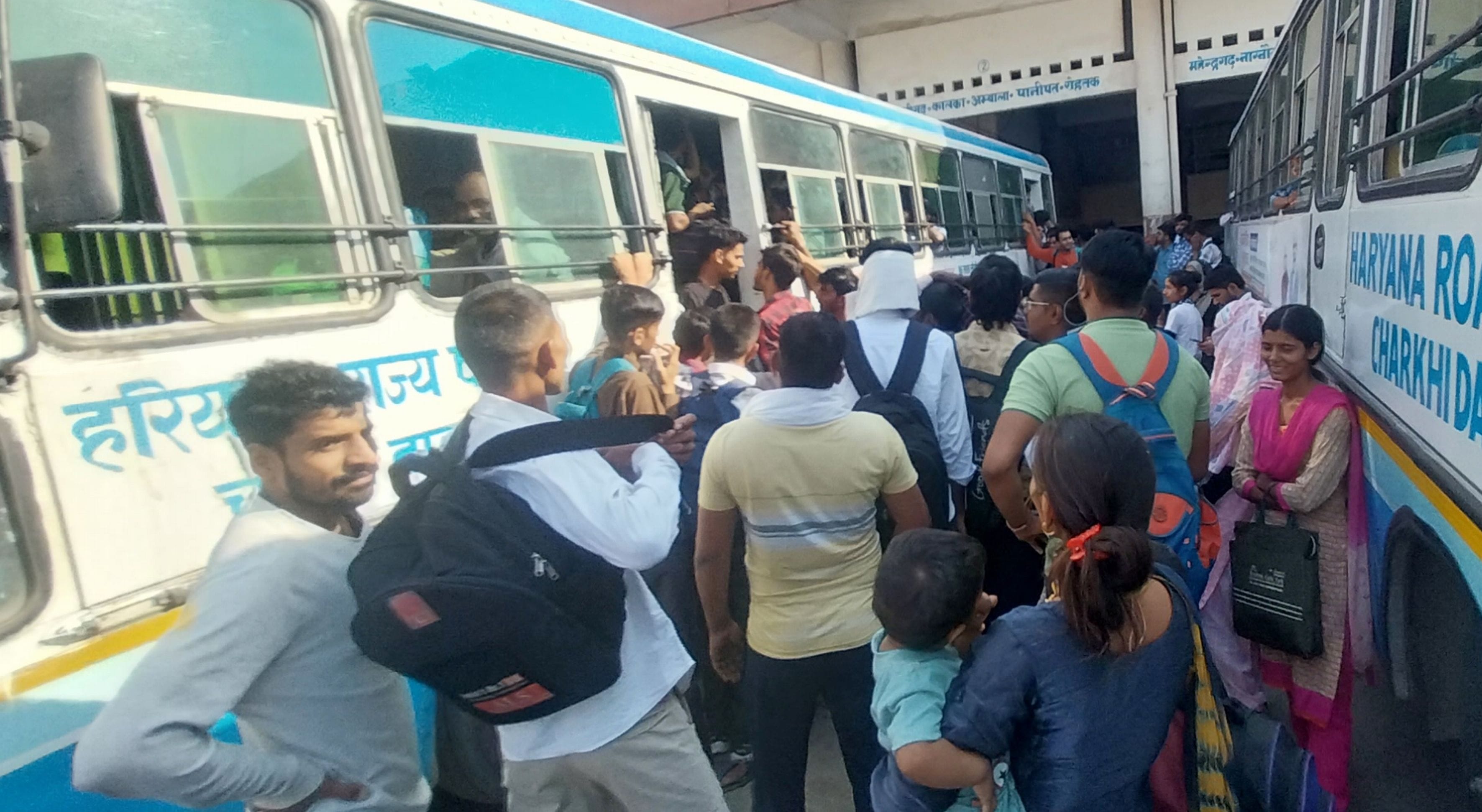 बस के दोनों पायदान पर खड़े होकर सफर करते यात्री। बस के दोनों पायदान पर खड़े होकर सफर करते यात्री।
