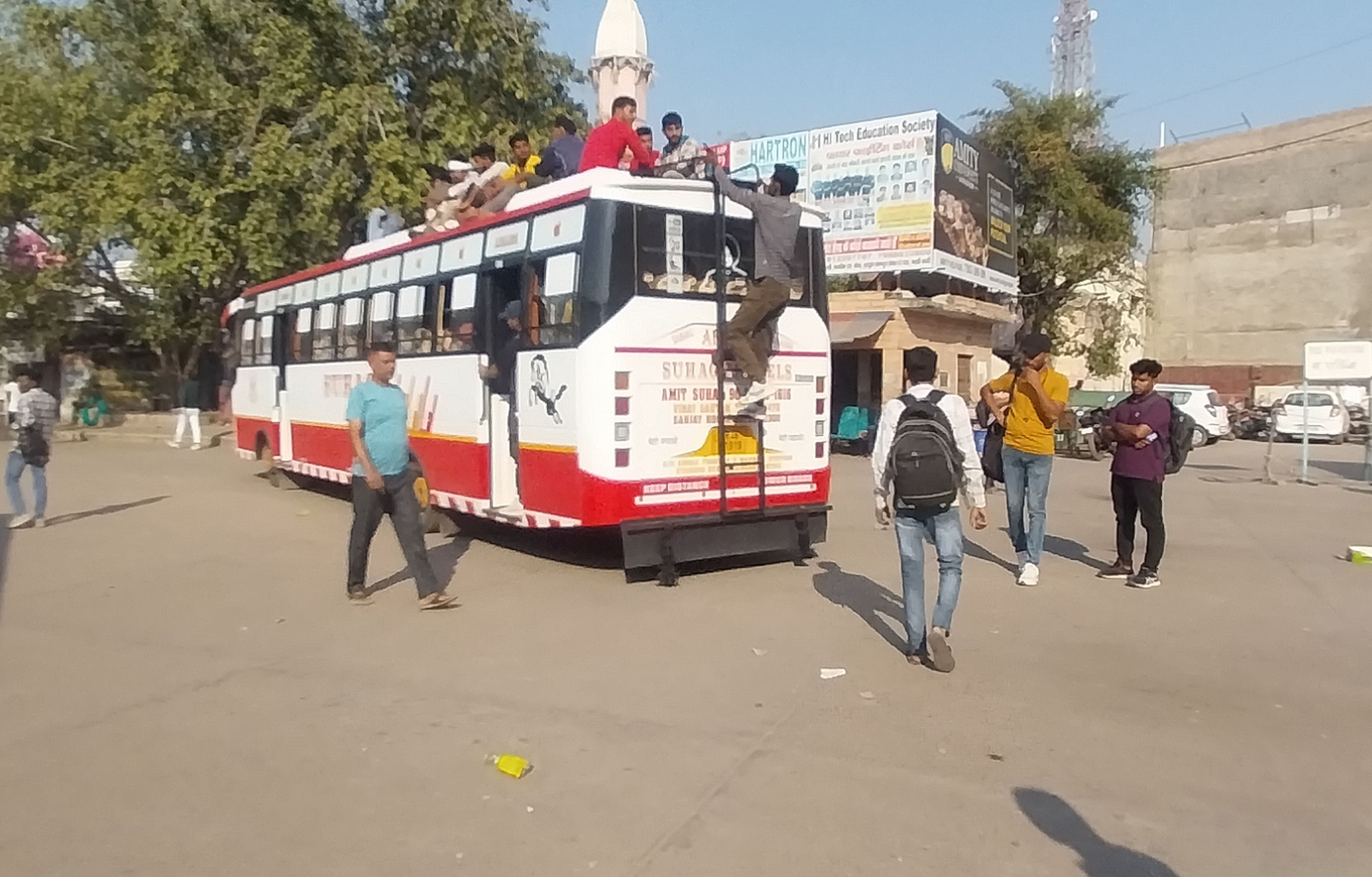 बस के दोनों पायदान पर खड़े होकर सफर करते यात्री। बस के दोनों पायदान पर खड़े होकर सफर करते यात्री।