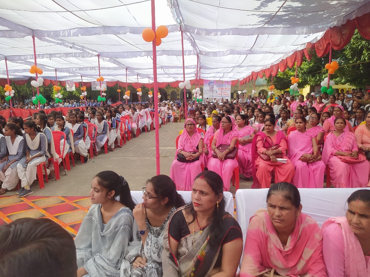 बीसलपुर के एसआरएम इंटर कॉलेज में आयोजित कार्यक्रम को संबोधित करते आईजी डॉ.राकेश कुमार । संवाद
