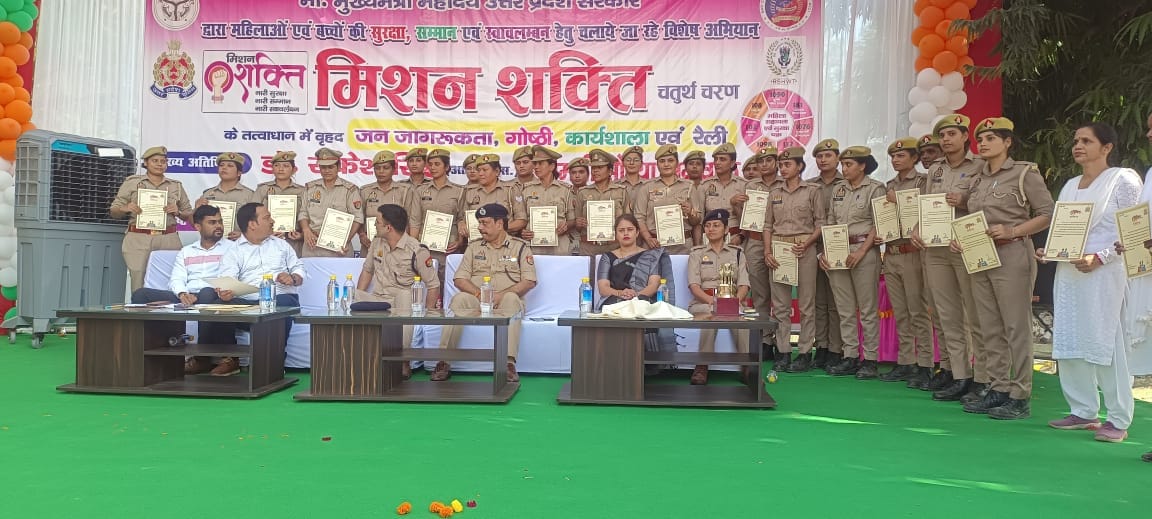 बीसलपुर के एसआरएम इंटर कॉलेज में आयोजित कार्यक्रम को संबोधित करते आईजी डॉ.राकेश कुमार । संवाद