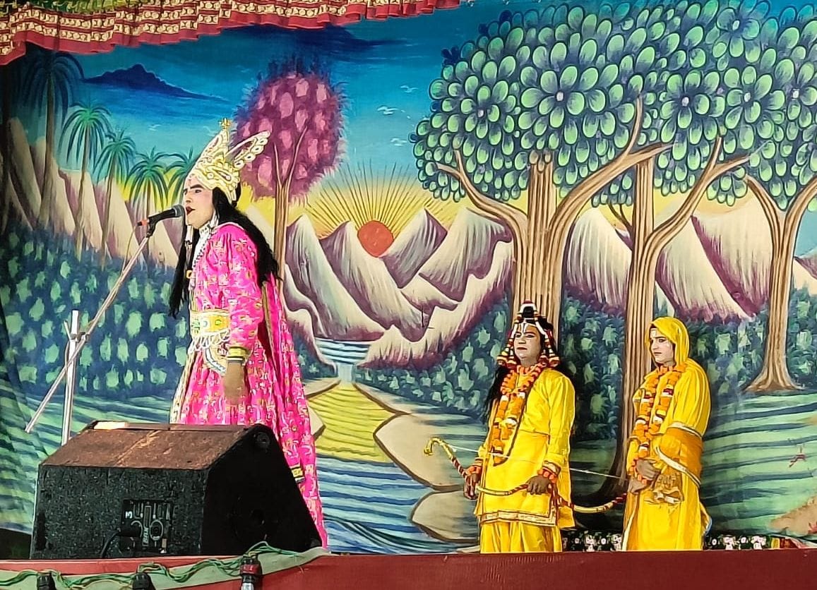 फोटो 36- कामी रोड स्थित रामलीला मैदान में रामलीला मंचन करते कलाकार। संवाद फोटो 36- कामी रोड स्थित रामलीला मैदान में रामलीला मंचन करते कलाकार। संवाद