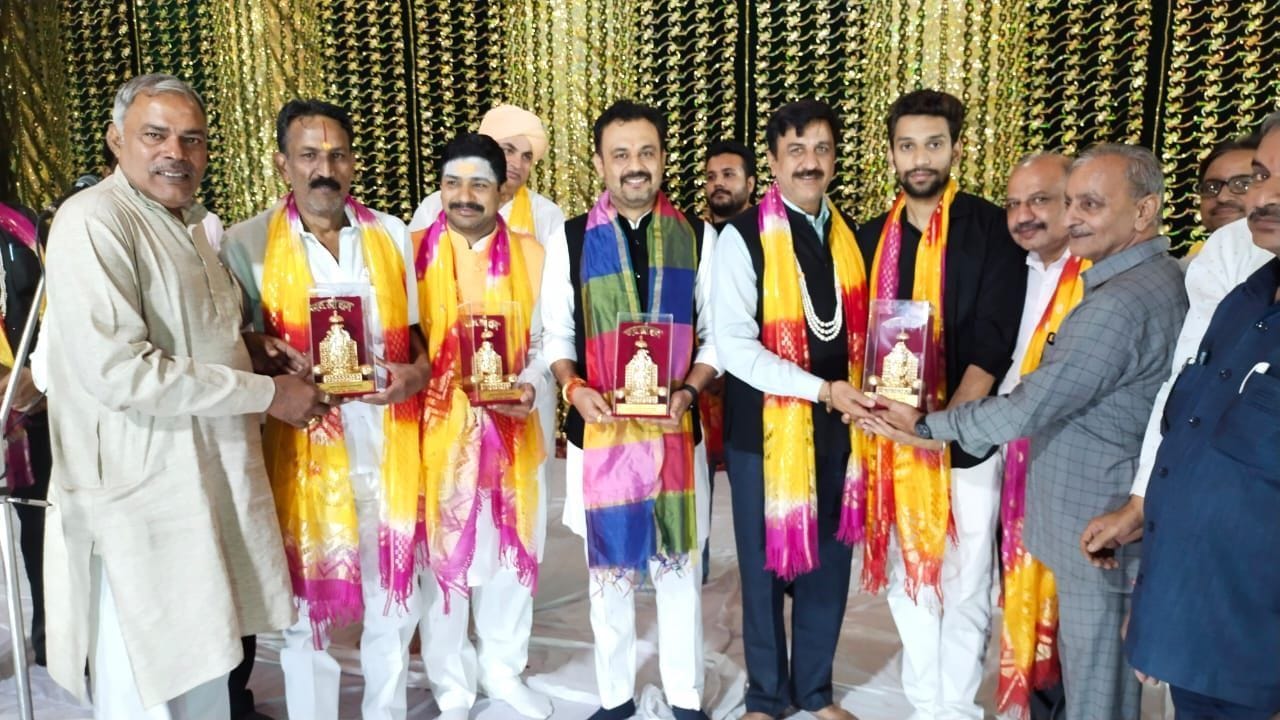 फोटो 36- कामी रोड स्थित रामलीला मैदान में रामलीला मंचन करते कलाकार। संवाद फोटो 36- कामी रोड स्थित रामलीला मैदान में रामलीला मंचन करते कलाकार। संवाद