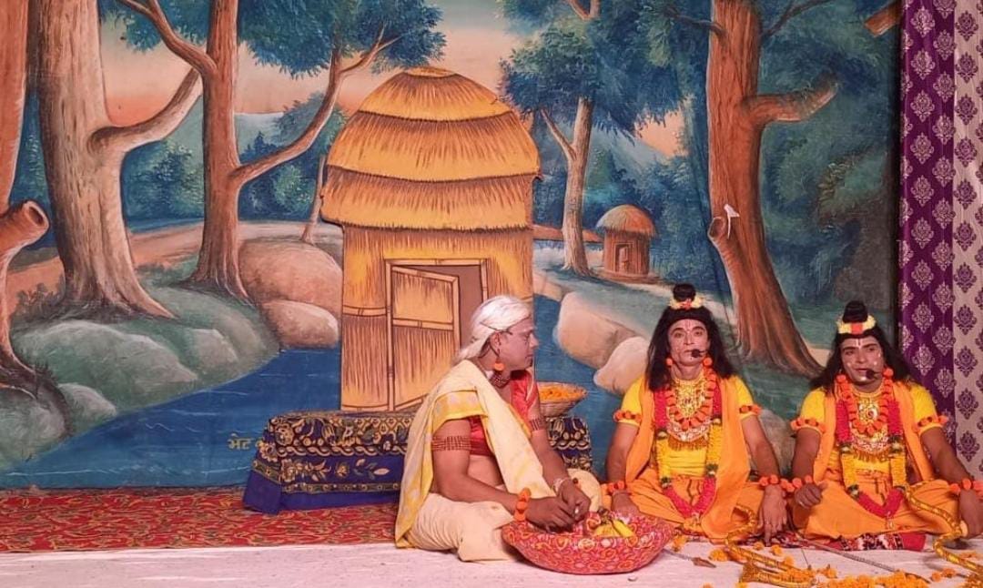 गढीपुख्ता में रामलीला का मंचन करते कलाकार गढीपुख्ता में रामलीला का मंचन करते कलाकार
