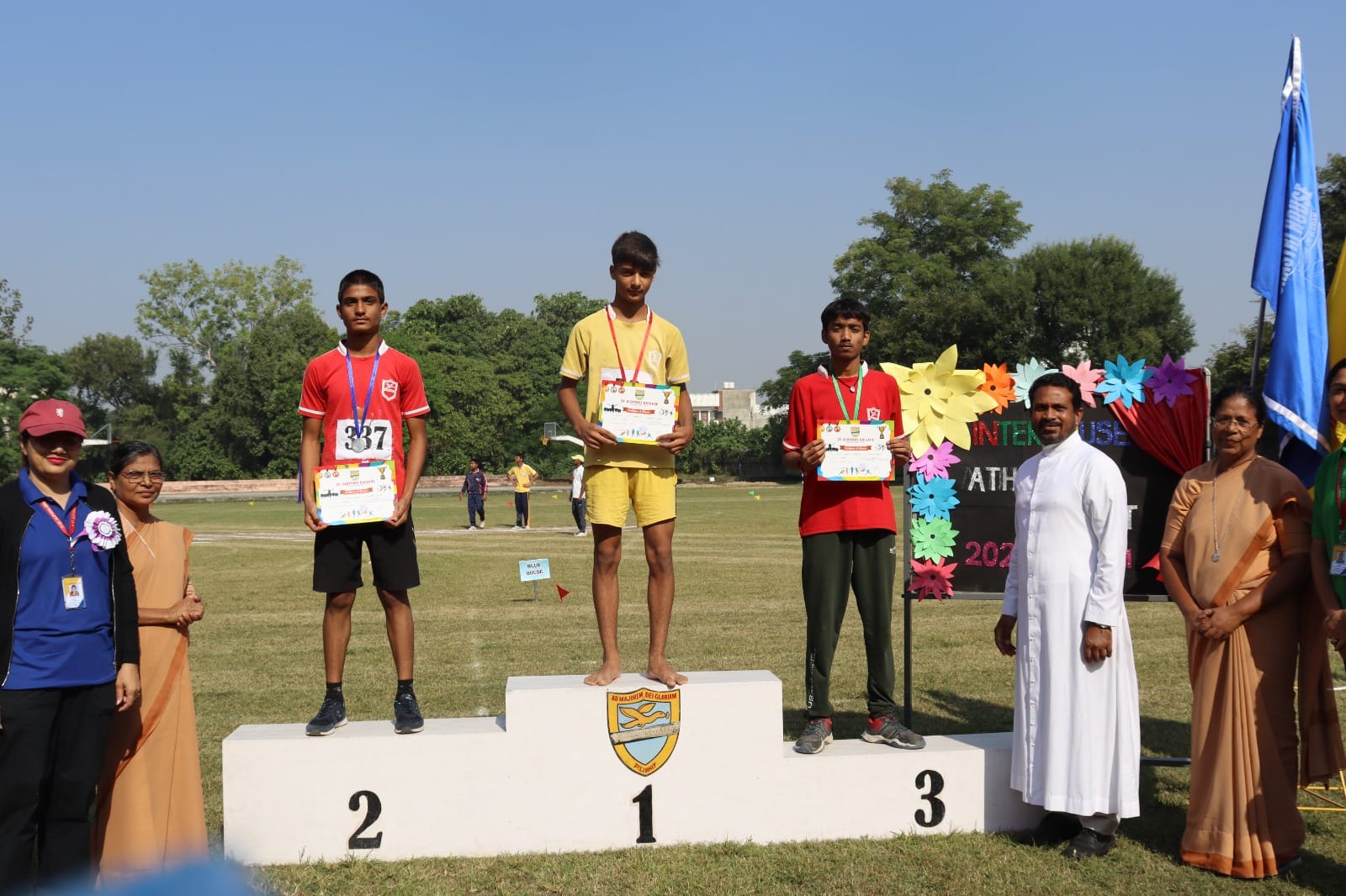 सेंट एलासिस कॉलेज में दौड़ प्रतियोगिता में प्रतिभाग करते छात्र । स्रोत - कॉलेज