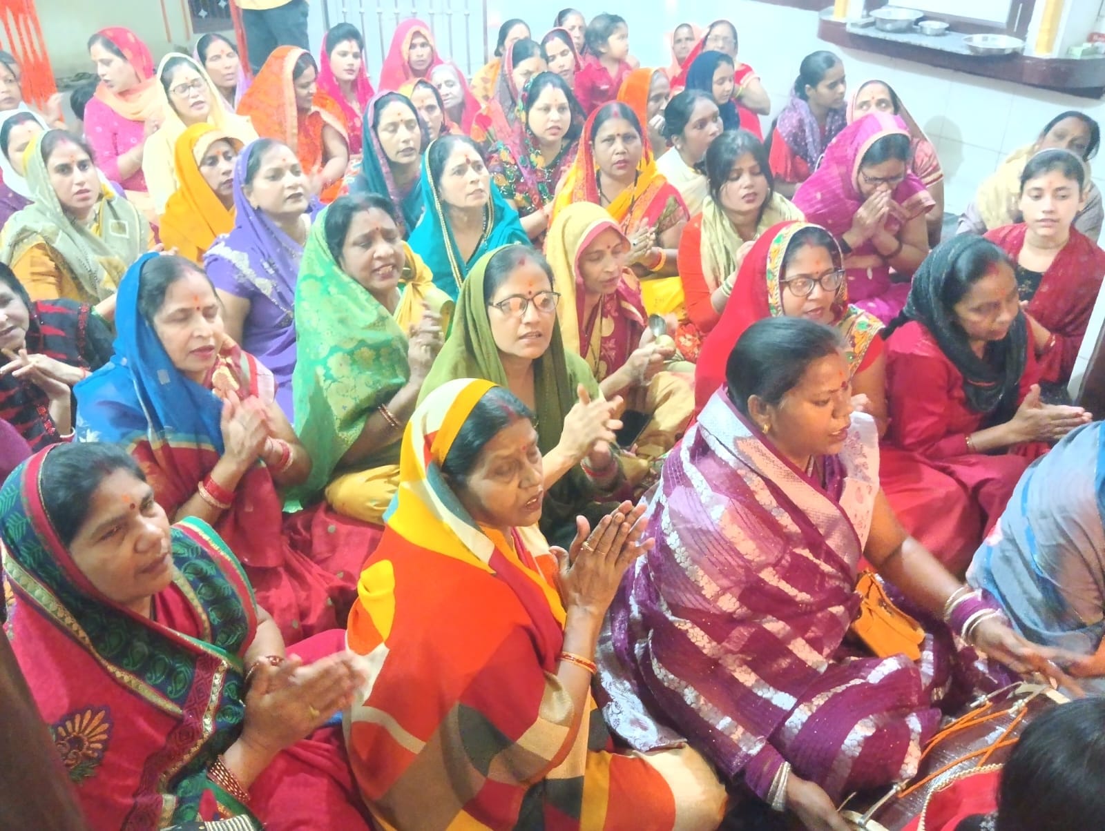 शहर के महामातेश्वरी मंदिर में मां दुर्गा की आरती करती प्रंबधिका । संवाद