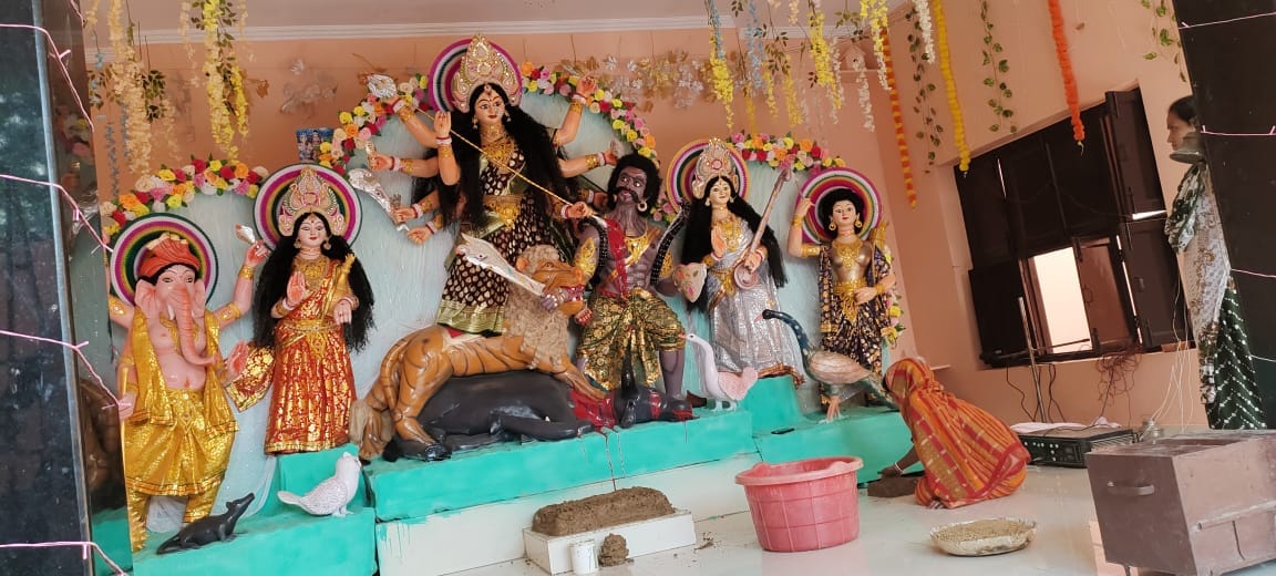 शहर के महामातेश्वरी मंदिर में मां दुर्गा की आरती करती प्रंबधिका । संवाद