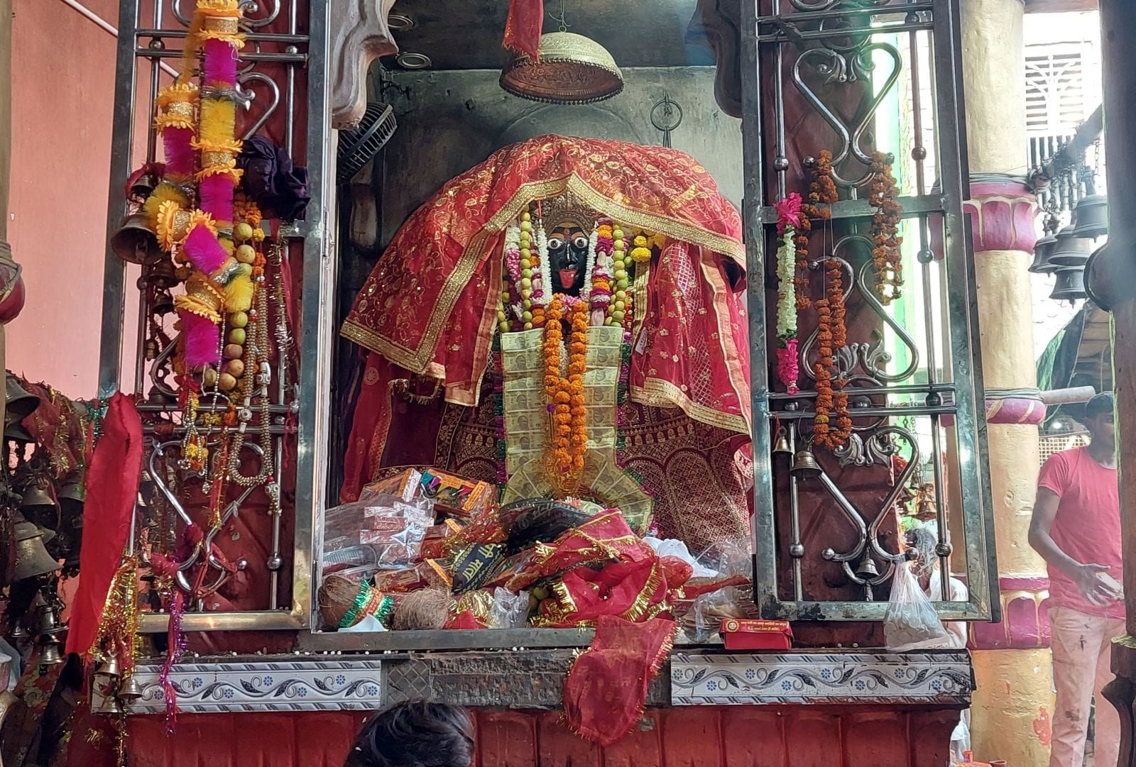 बिल्सी के हनुमानगढ़ी मंदिर पर पूजा-अर्चना करते भक्त। संवाद