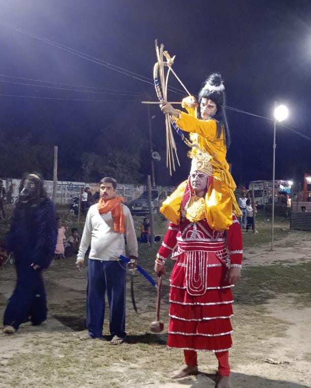 बीसलपुर के मेले में रामलीला का मचंन करते कलाकार । स्रोत - मेला कमेअी