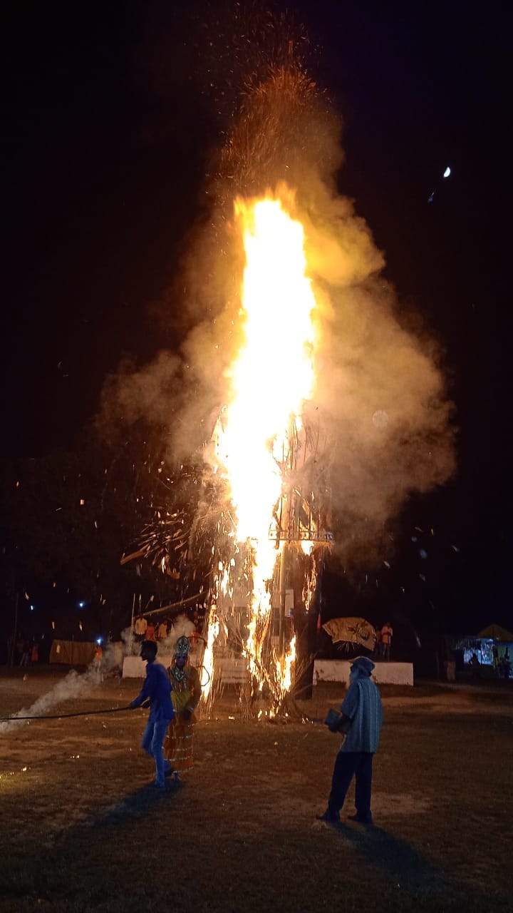 बीसलपुर के मेले में रामलीला का मचंन करते कलाकार । स्रोत - मेला कमेअी