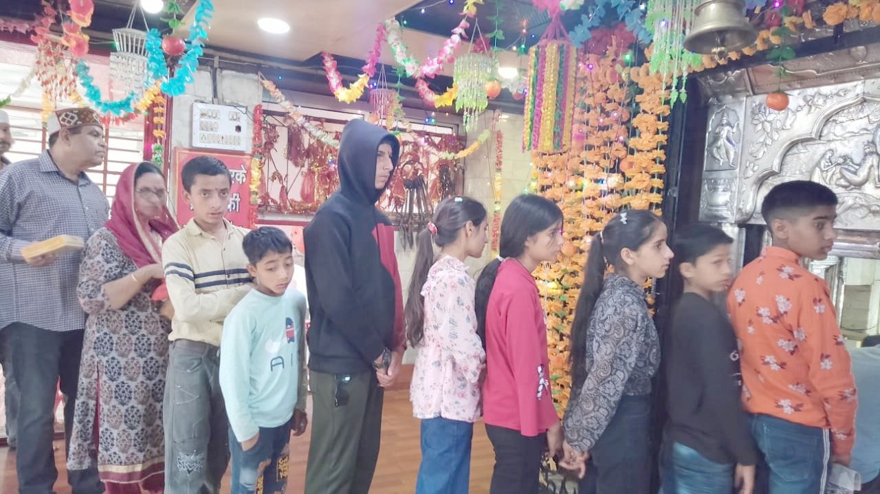 चंबा के कियाणी में नवरात्रों पर अष्टमी के उपलक्ष पर कंजक पूजन के दौरान कंजकें।संवाद चंबा के कियाणी में नवरात्रों पर अष्टमी के उपलक्ष पर कंजक पूजन के दौरान कंजकें।संवाद