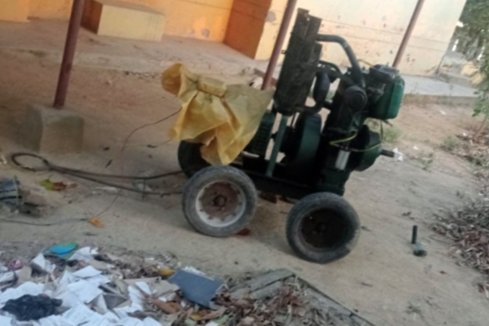 एआटीओ कार्यालय में जनरेटर की मरम्मत करते मैकेनिक। संवाद