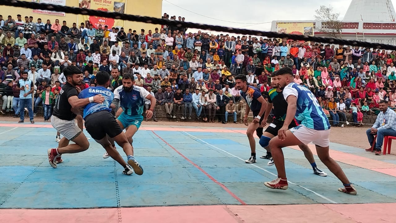 जमटा में दुर्गा अष्टमी मेले के दौरान कबड्डी का लुत्फ उठाते लोग। संवाद जमटा में दुर्गा अष्टमी मेले के दौरान कबड्डी का लुत्फ उठाते लोग। संवाद