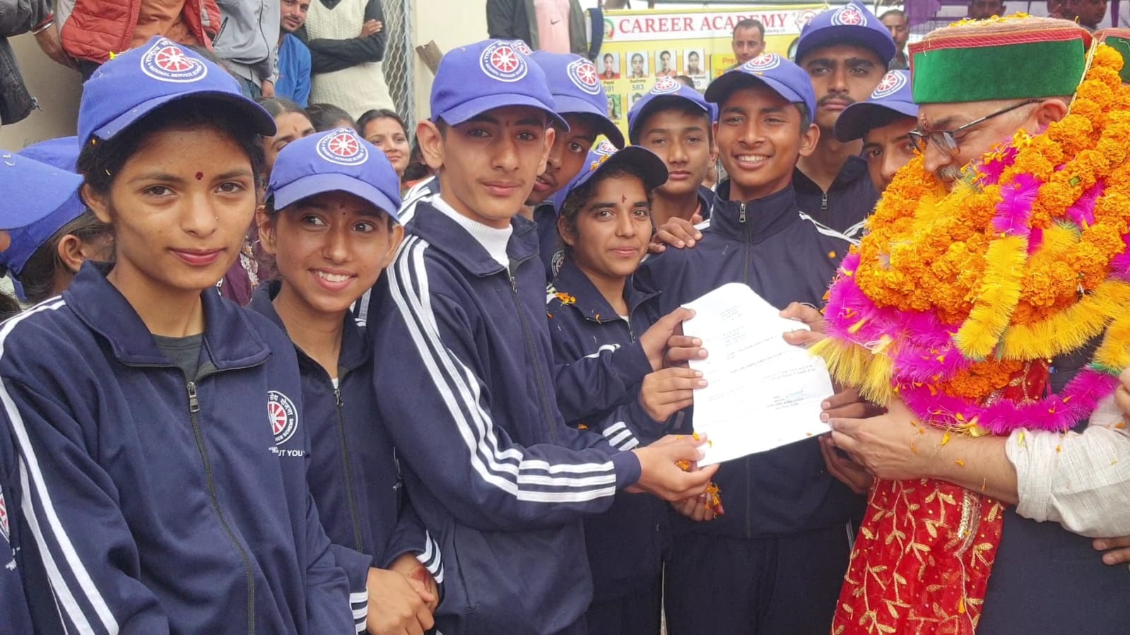 जमटा में दुर्गा अष्टमी मेले के दौरान कबड्डी का लुत्फ उठाते लोग। संवाद जमटा में दुर्गा अष्टमी मेले के दौरान कबड्डी का लुत्फ उठाते लोग। संवाद