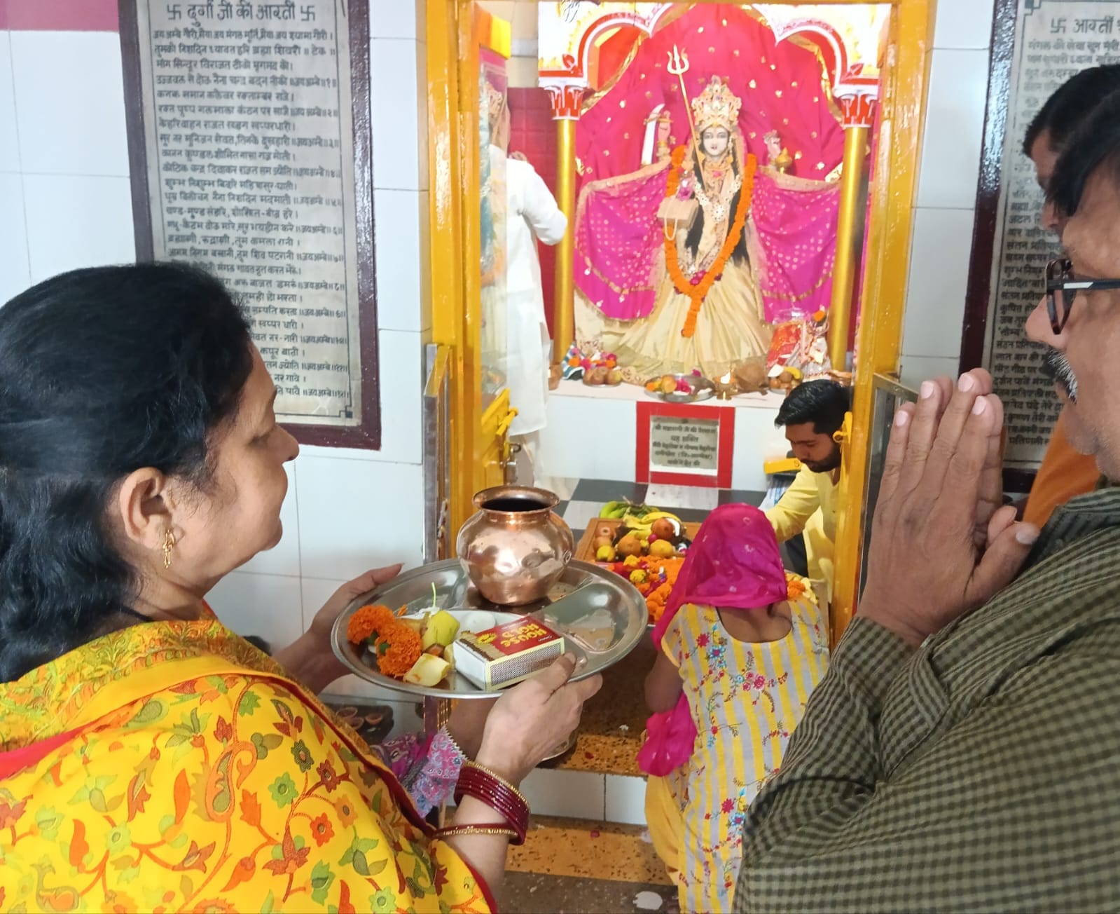 नवरात्र अष्टमी पर यशवतंरी देवी मंदिर पर पूजा अर्चना करते श्रद्धालु । संवाद
