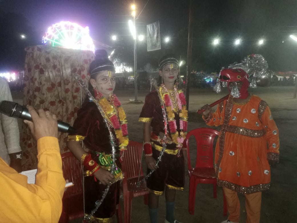 पूरनपुर रामलीला मेले में लीला का मचंन करते कलाकार । स्रोत- नाटक कंपनी