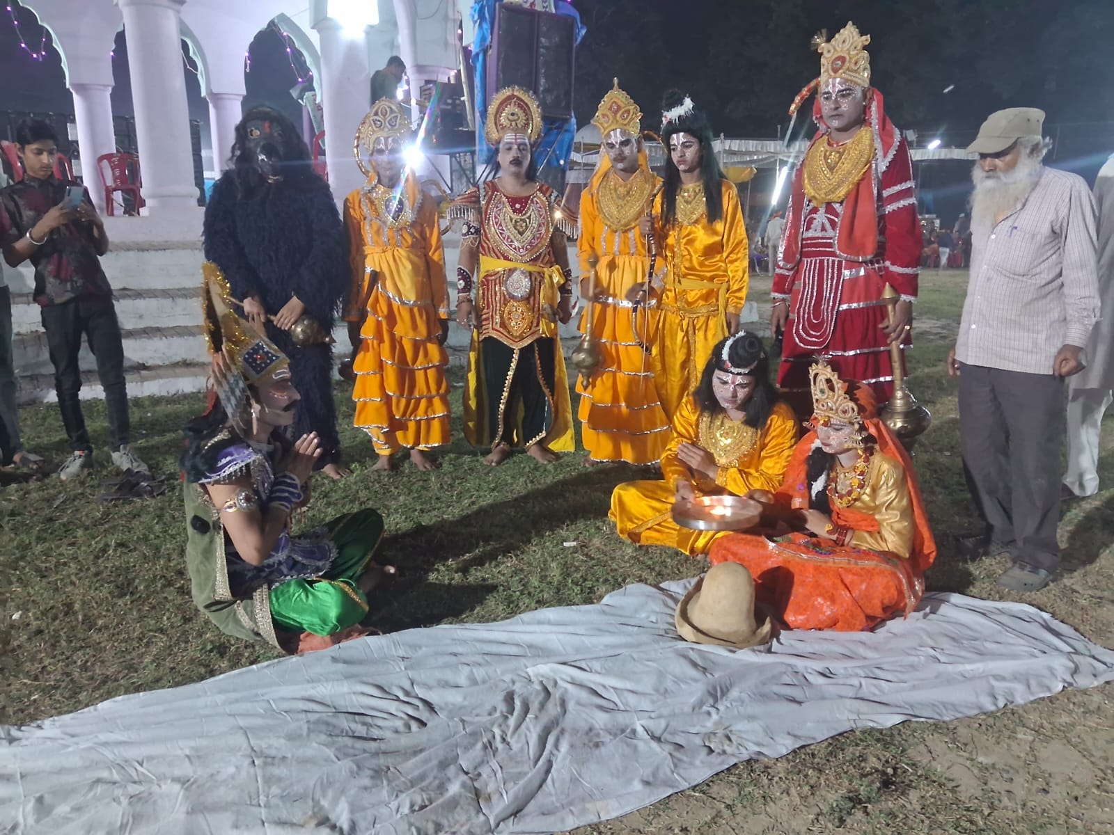 पूरनपुर रामलीला मेले में लीला का मचंन करते कलाकार । स्रोत- नाटक कंपनी