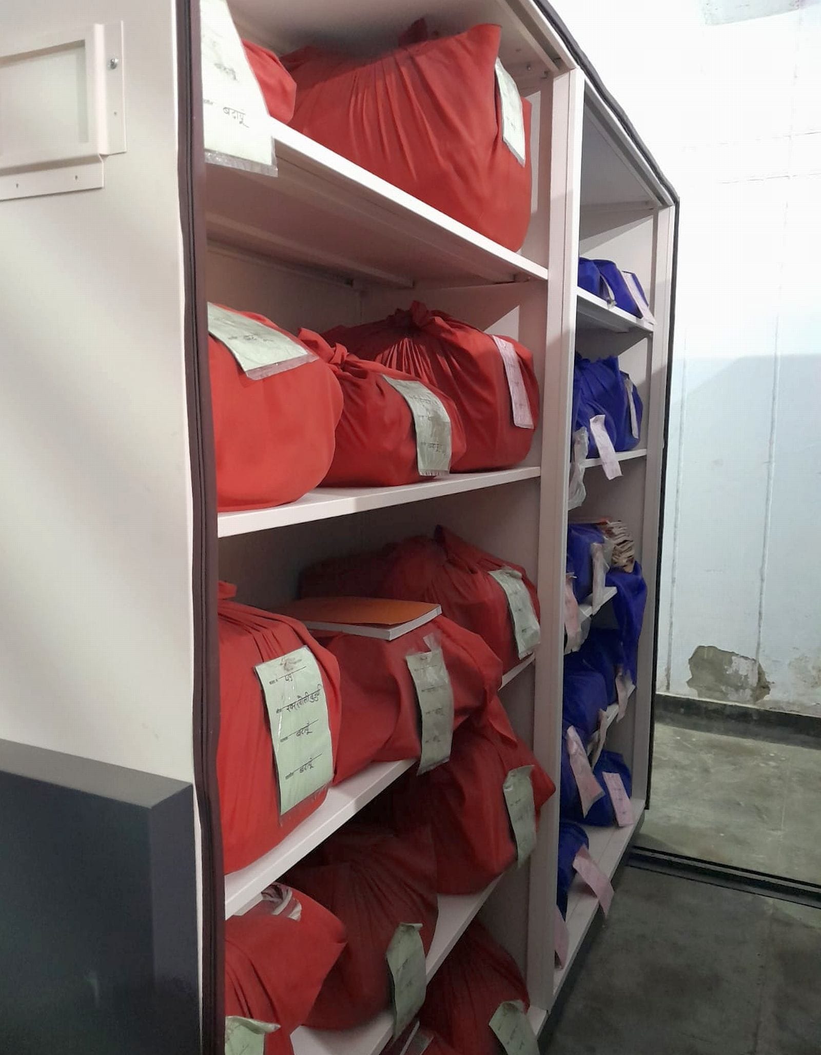 सदर तहसील में लगाए गए कॉमपैक्टर। संवाद