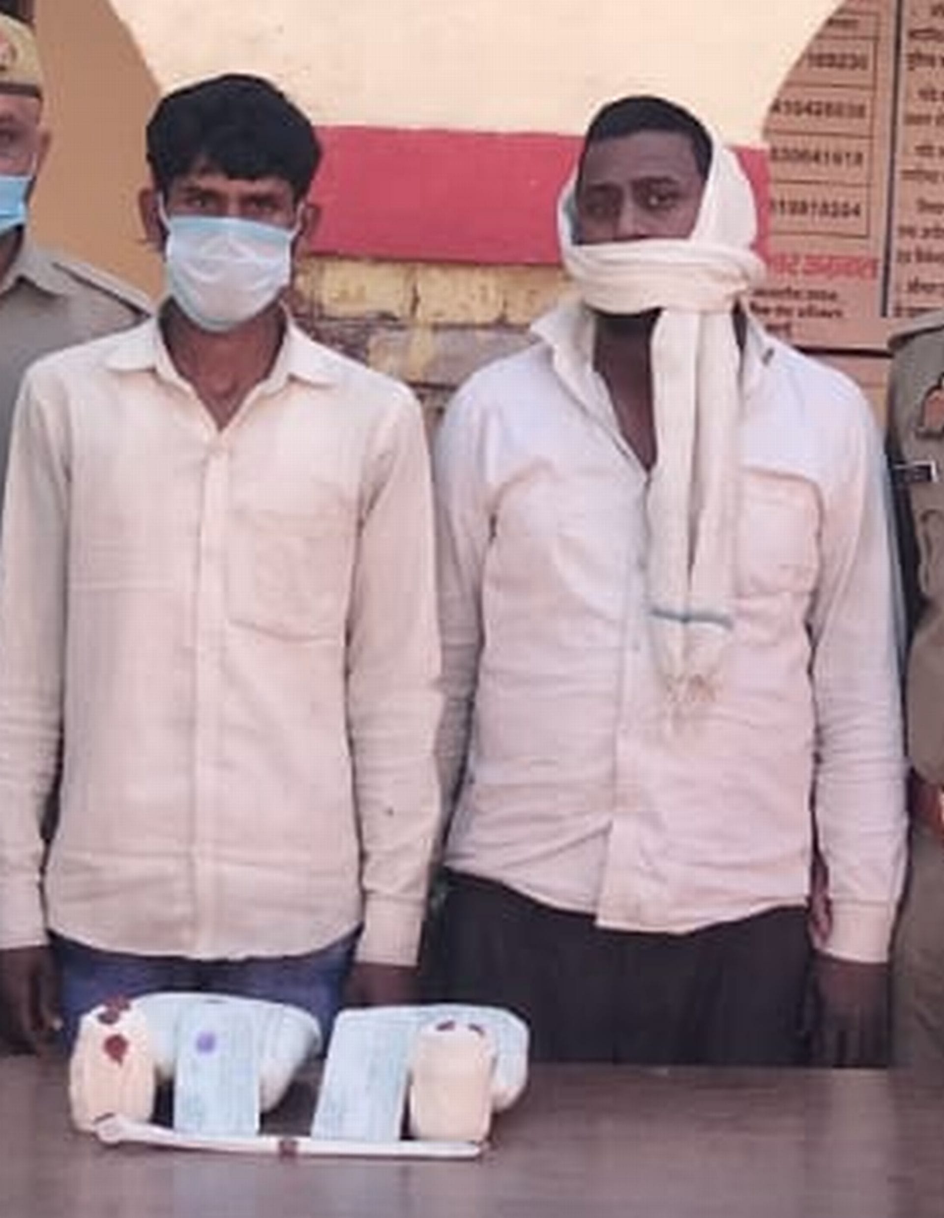 वजीरगंज थाने में पुलिस की गिरफ्त में खड़े आरोपी। संवाद