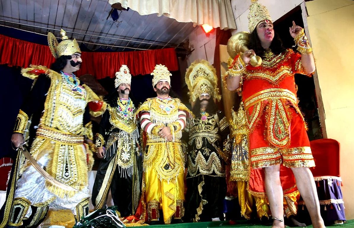 चंबा के कियाणी में रामलीला मंचन के दौरान कुभंकरण को नींद से जगाते कलाकार।संवाद