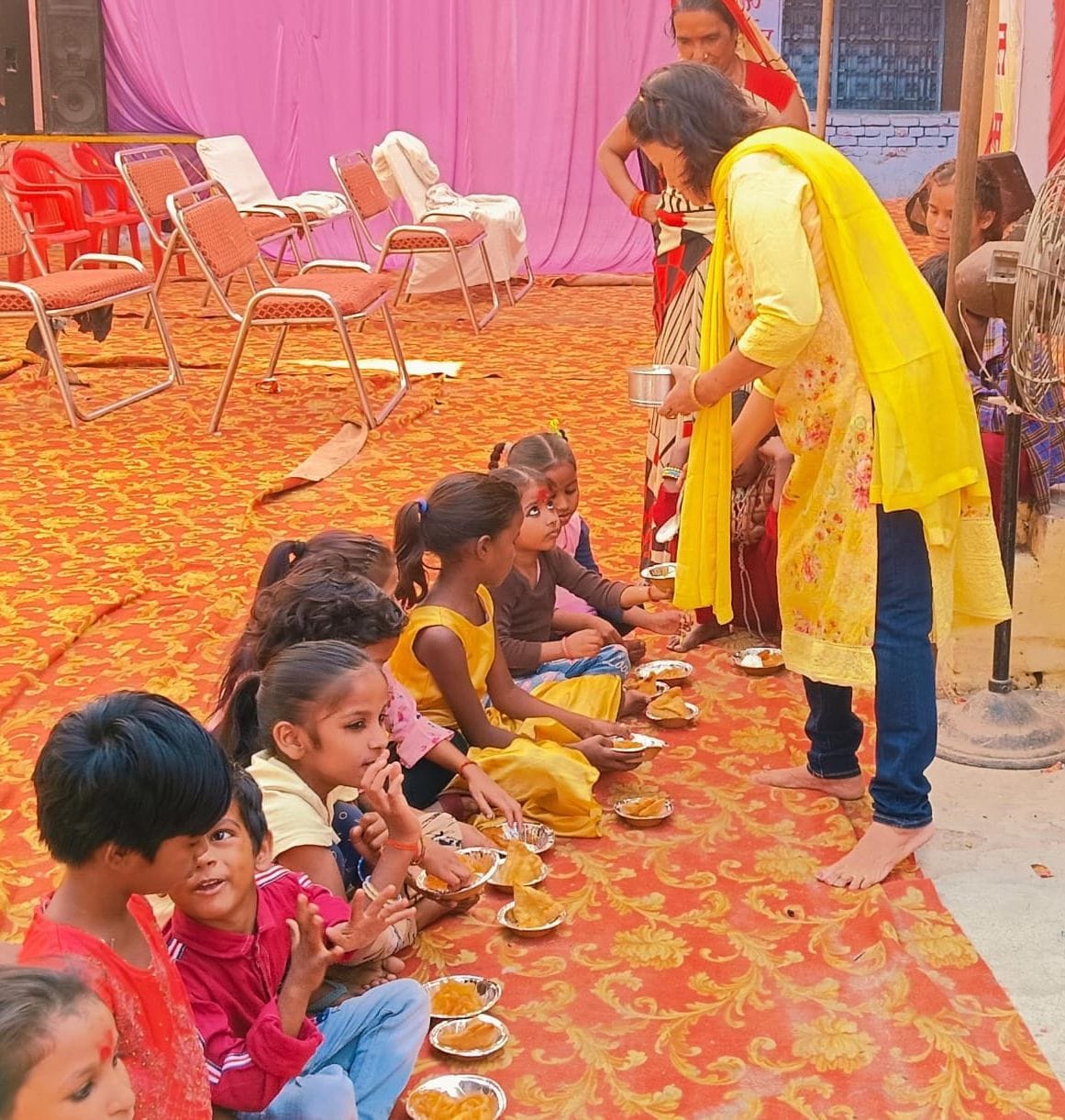 कालीबाड़ी मंदिर स्थित मंडप में देवी मां की स्तुति करते श्रद्धालु। संवाद