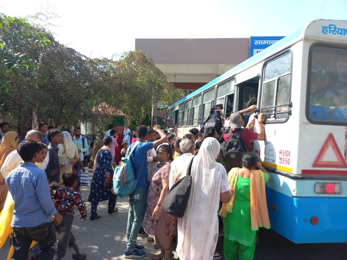 कुरुक्षेत्र। सामान्य पात्रत्रा परीक्षा के चलते बस में लटककर सफर करते अभ्यर्थी। कुरुक्षेत्र। सामान्य पात्रत्रा परीक्षा के चलते बस में लटककर सफर करते अभ्यर्थी।