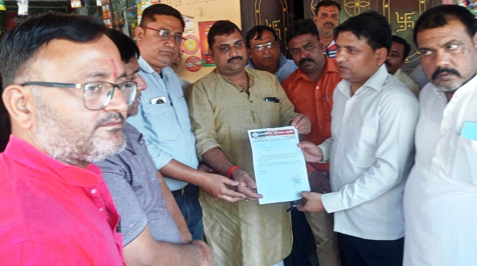 मैलानी में सराफा की दुकान में जांच करती फॉरेंसिक टीम मैलानी में सराफा की दुकान में जांच करती फॉरेंसिक टीम