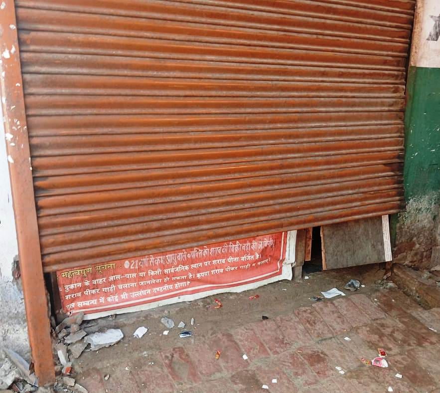 मैलानी में सराफा की दुकान में जांच करती फॉरेंसिक टीम मैलानी में सराफा की दुकान में जांच करती फॉरेंसिक टीम