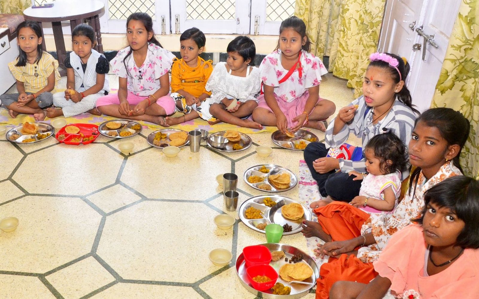 नगला मंदिर में पूजा-अर्चना करते श्रद्धालु। संवाद