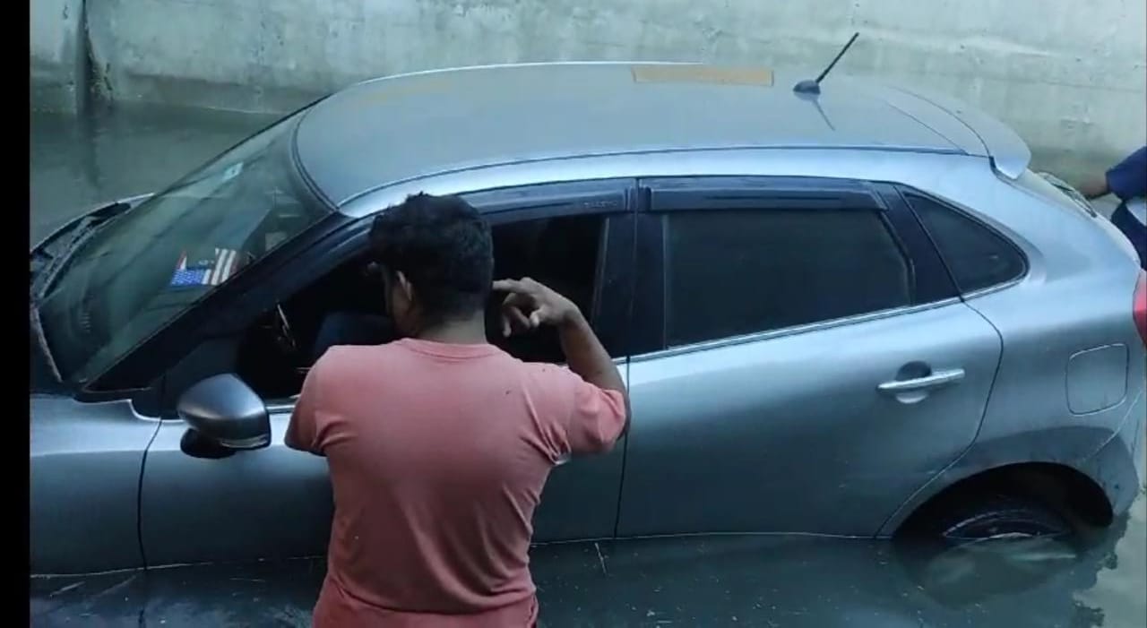 अंडर पास में भरा पानी । स्रोत - ग्रामीण