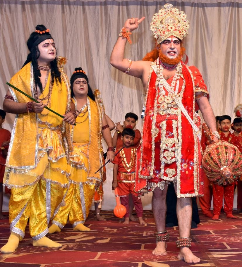 जसपुर में रावण, कुंभकरण व मेघनाथ के पुतले बनाते कारीगर। संवाद जसपुर में रावण, कुंभकरण व मेघनाथ के पुतले बनाते कारीगर। संवाद