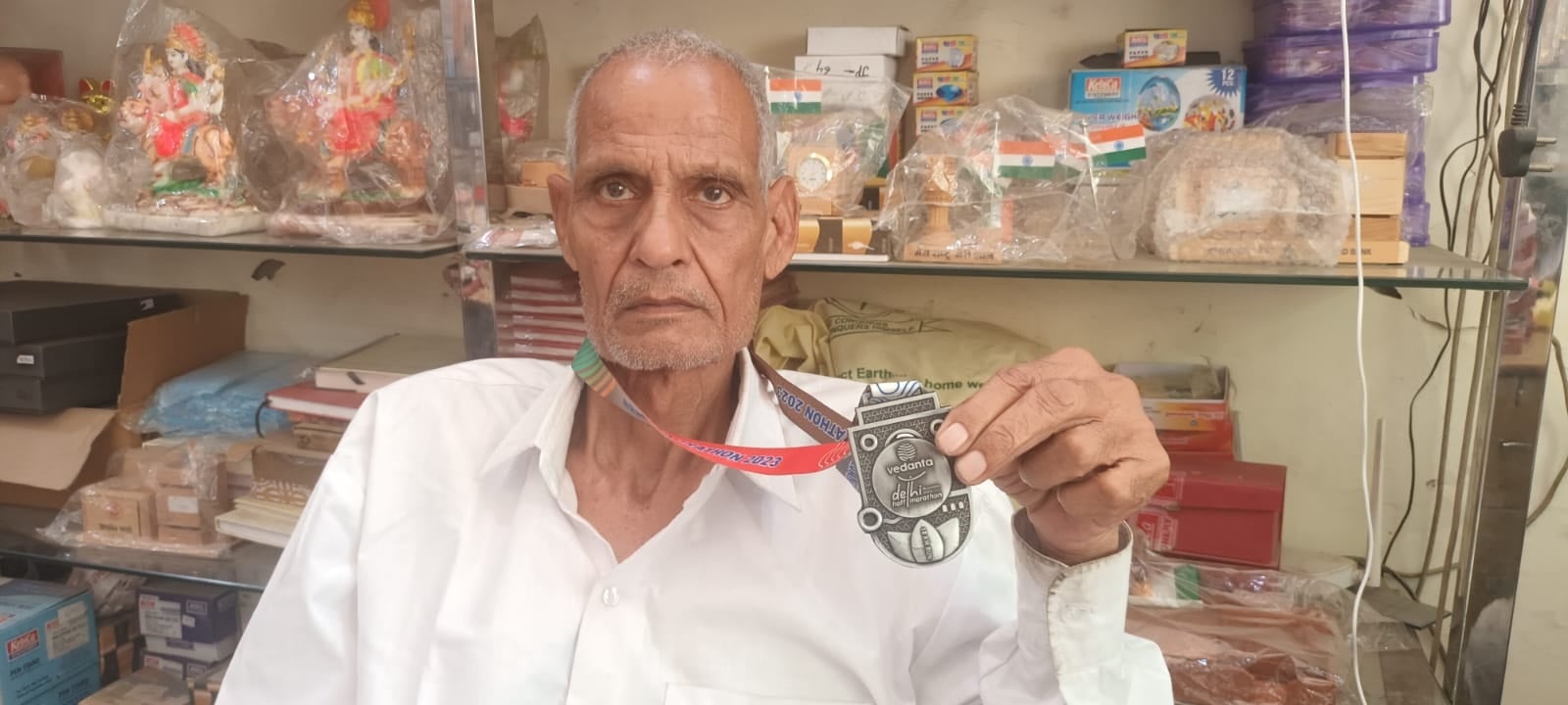 jjrp28बुजुर्ग धावक दलबीर सिंह अपने मैडल दिखाते हुए। संवाद