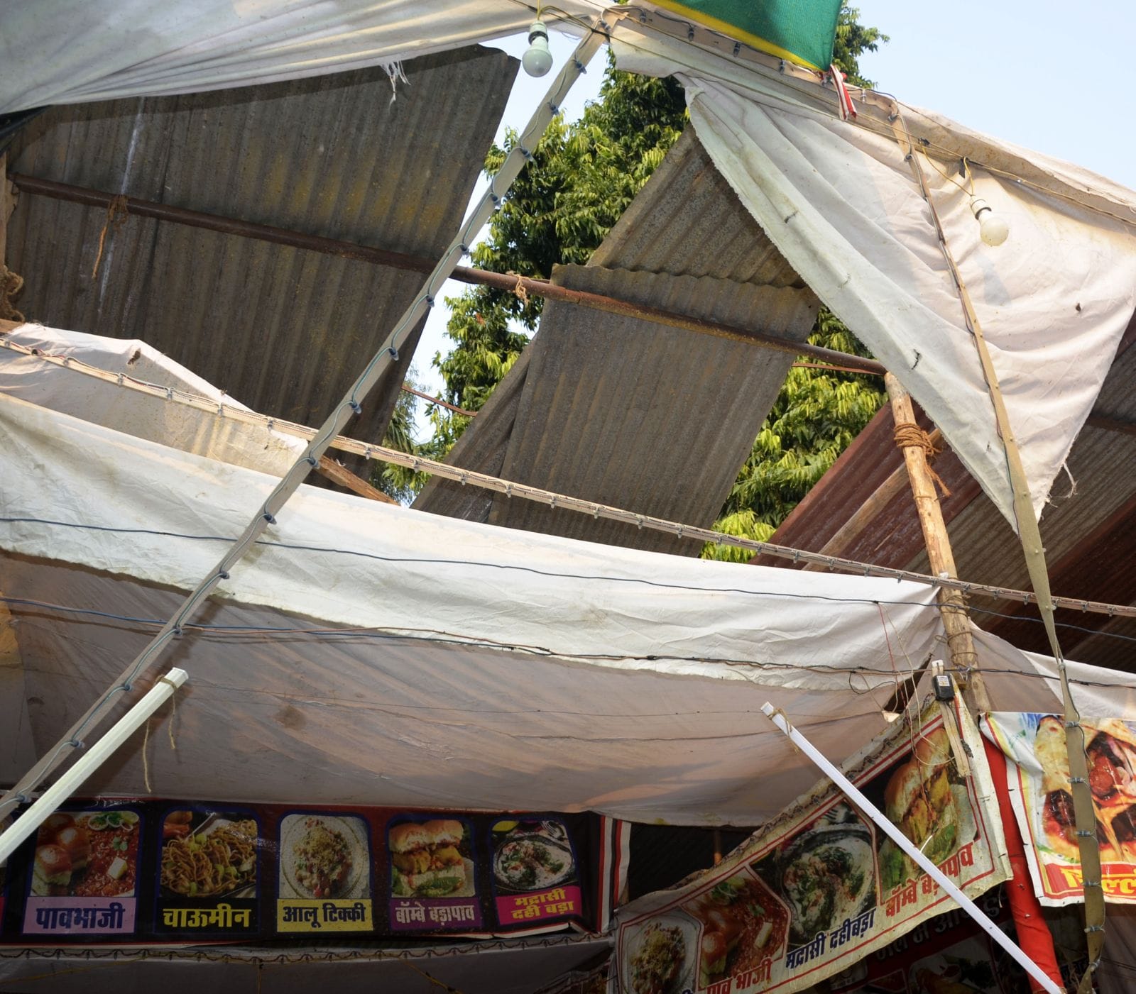 कूकर का टेड़ा पड़ा ढक्कन। संवाद