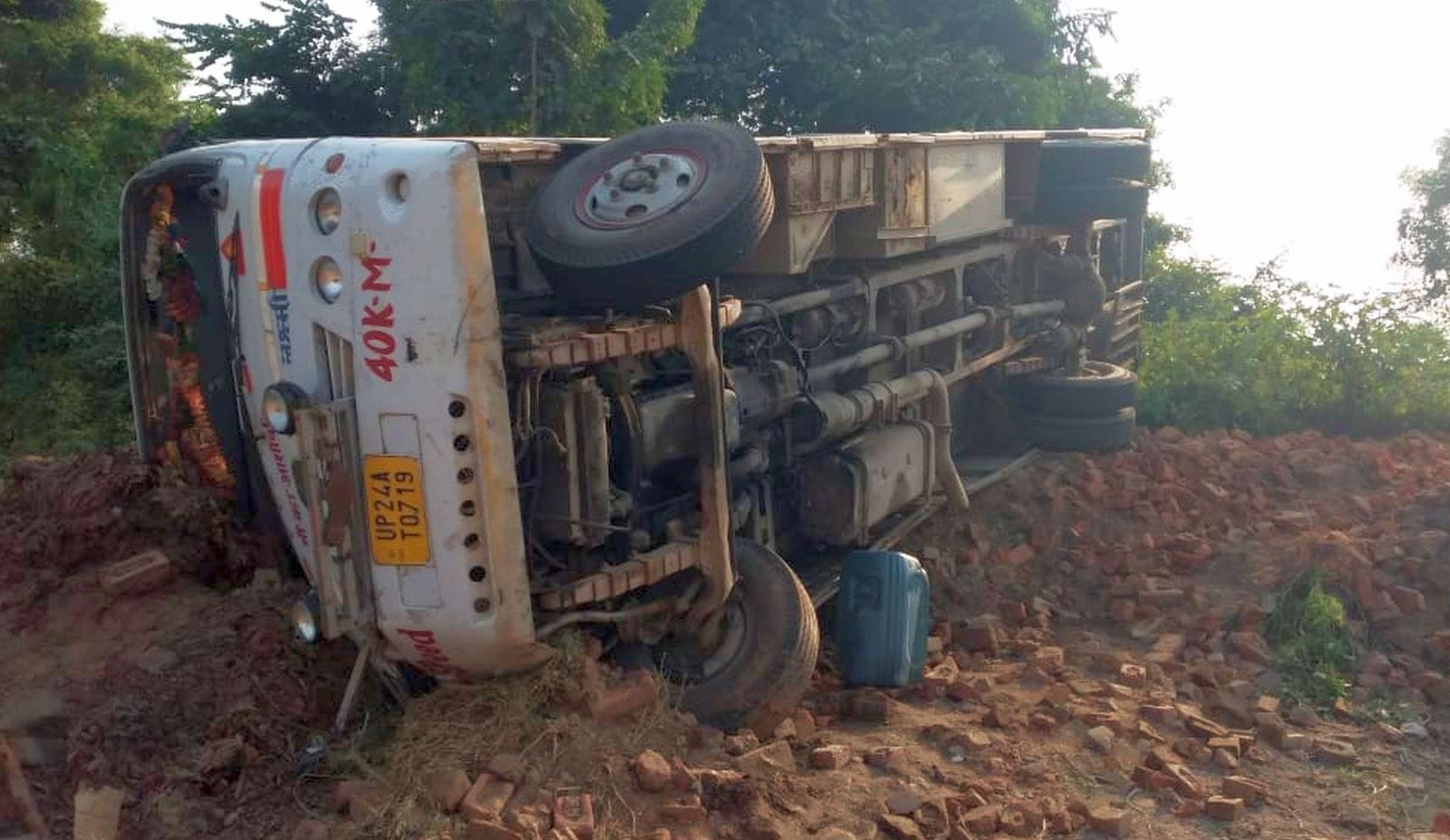 म्याऊं के पास मुरादाबाद-फर्रुखाबाद हाईवे पर खाई में पलटा टेंपो। संवाद