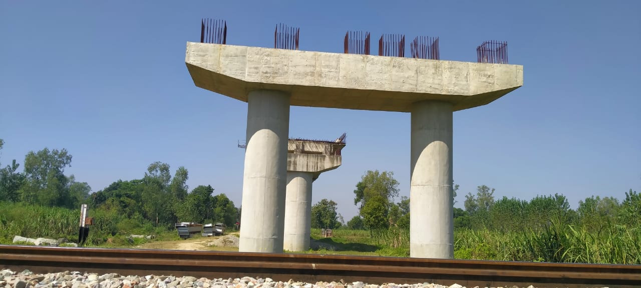 ओवरब्रिज के निर्माण के लिए आए गाडर । संवाद