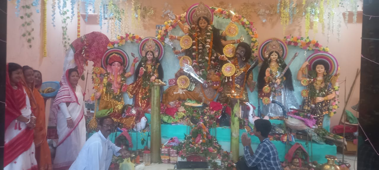 पुरैना गांव में आयोजित मां दुर्गा पूजा में मौजूद लोग । संवाद