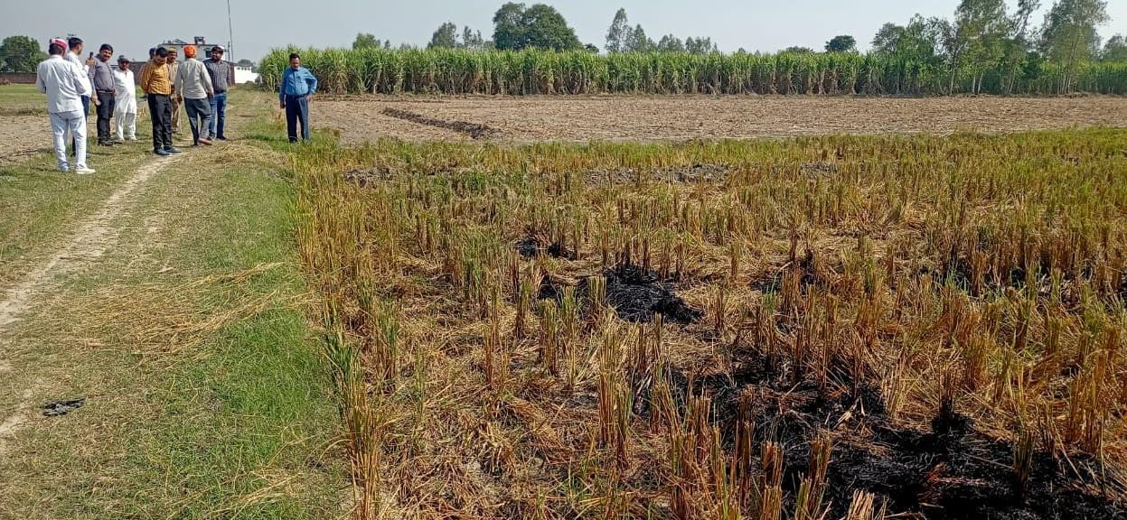 पूरनपुर क्षेत्र में खेतो में जलाई जारही पराली । स्रोत - राहगीर