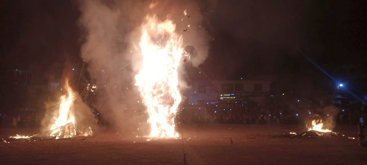 पुतलों के दहन के दौरान चौगान मैदान नाहन में दहशरा मुबारक का सुंदर नजारा। संवाद पुतलों के दहन के दौरान चौगान मैदान नाहन में दहशरा मुबारक का सुंदर नजारा। संवाद
