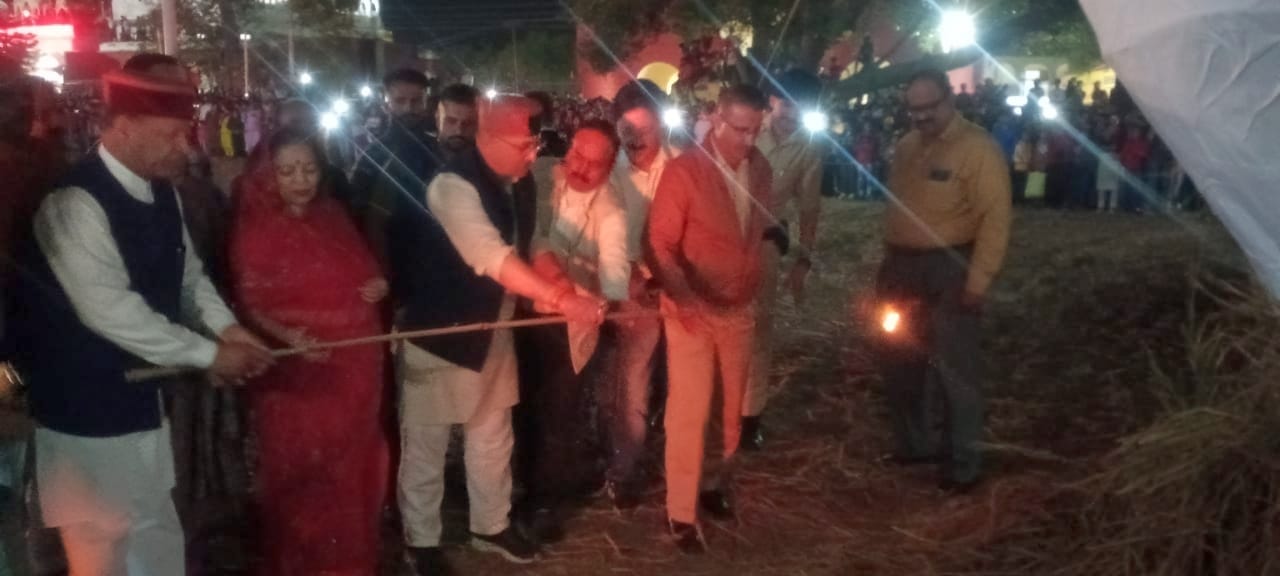 पुतलों के दहन के दौरान चौगान मैदान नाहन में दहशरा मुबारक का सुंदर नजारा। संवाद पुतलों के दहन के दौरान चौगान मैदान नाहन में दहशरा मुबारक का सुंदर नजारा। संवाद
