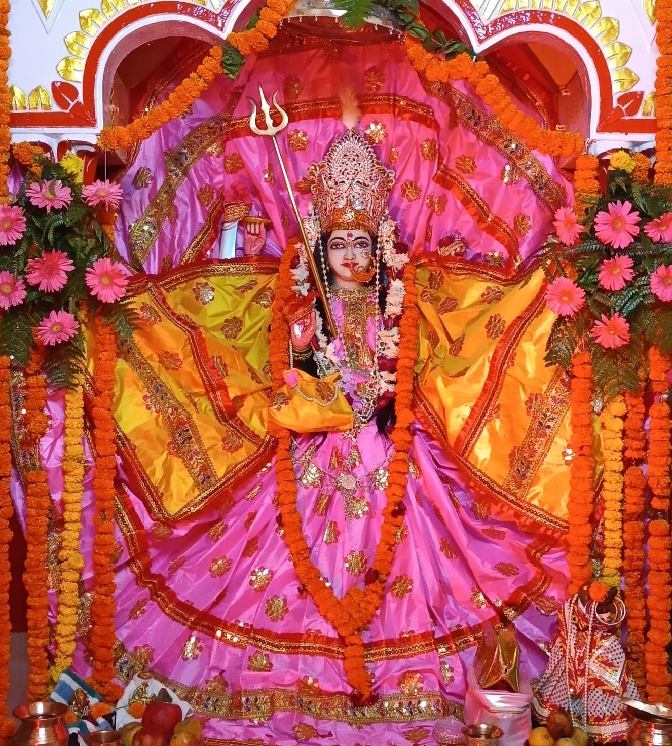 शहर के यशवंतरी देवी मंदिर पर कन्या भोज कराते श्रद्धालु । संवाद